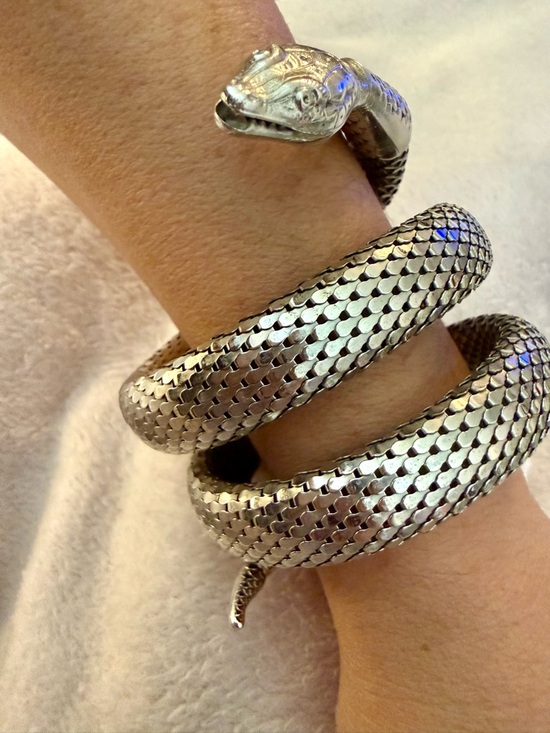 Whiting & Davis Jewelry - Vintage 1960s Whiting & Davis Silver Coiled Serpent Bracelet 🖤